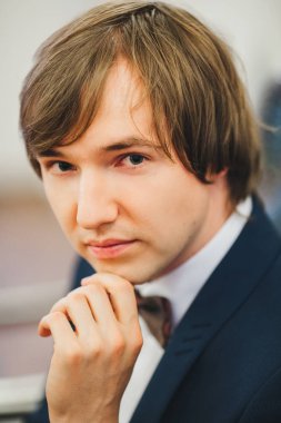 Gelinlikli genç gelin elinde buket tutuyor.