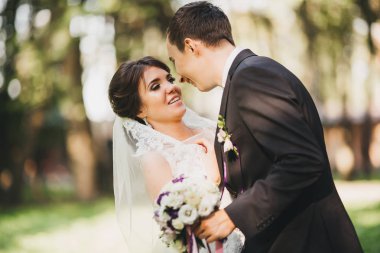 Mutlu gelin ve damat düğünlerinde