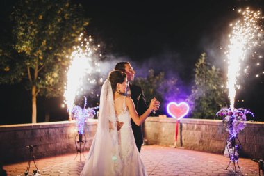 Mutlu gelin ve damat düğünlerinde