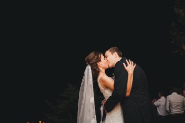 Mutlu gelin ve damat düğünlerinde