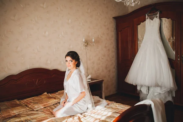 Jeune mariée en robe de mariée tenant bouquet — Photo