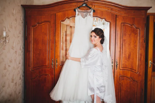 Feliz mañana nupcial. Novia preparándose . — Foto de Stock