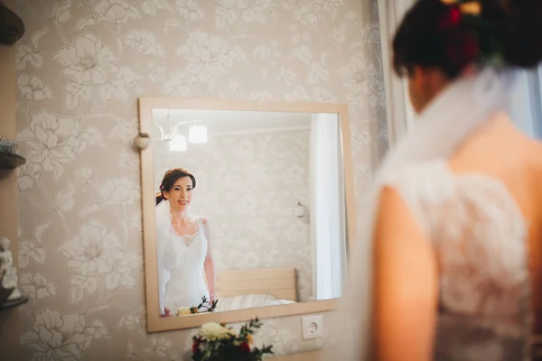 Feliz manhã nupcial. Noiva a preparar-se . — Fotografia de Stock