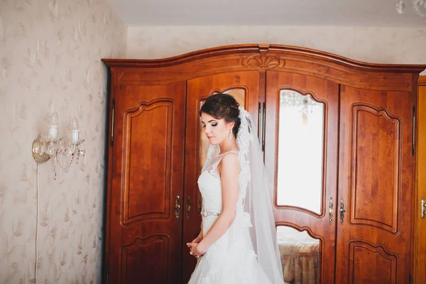 Jonge bruid in trouwjurk met boeket — Stockfoto