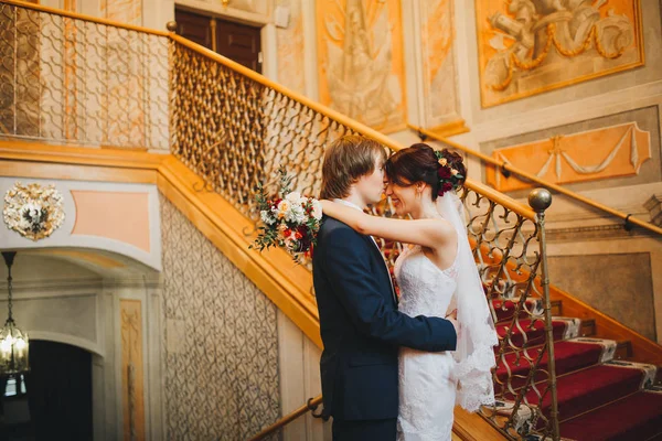 Glückliche Braut und Bräutigam zur Hochzeit — Stockfoto