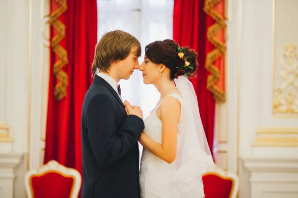 Paar in het huwelijk van de bruid en bruidegom — Stockfoto