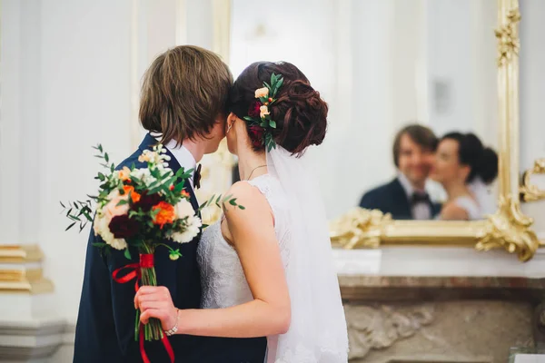 Gelukkige bruid en bruidegom op hun bruiloft — Stockfoto