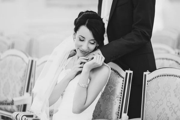 Jeune mariée en robe de mariée tenant bouquet — Photo