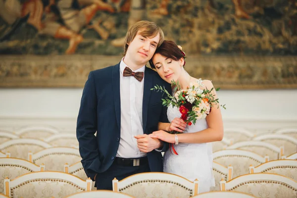 Glückliche Braut und Bräutigam zur Hochzeit — Stockfoto