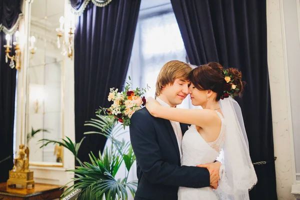 Щаслива наречена і наречена на весіллі — стокове фото