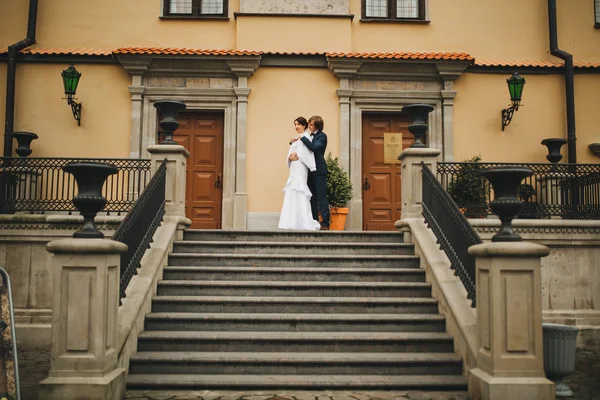 Glückliche Braut und Bräutigam zur Hochzeit — Stockfoto