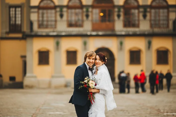 Noiva feliz e noivo em seu casamento — Fotografia de Stock