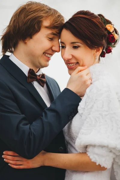 Noiva feliz e noivo em seu casamento — Fotografia de Stock