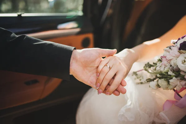 Noiva feliz e noivo em seu casamento — Fotografia de Stock