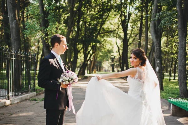 Couple dans mariage la mariée et le marié — Photo