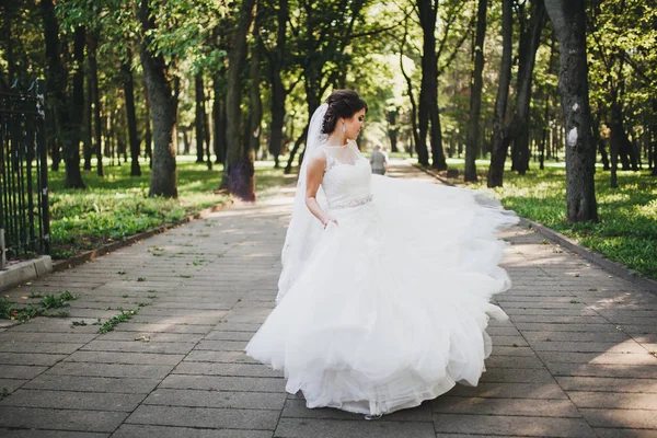 Ung brud i bröllop klänning innehav bukett — Stockfoto