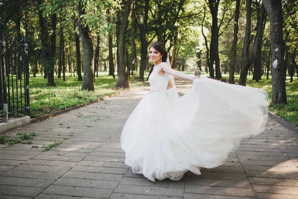 Jeune mariée en robe de mariée tenant bouquet — Photo