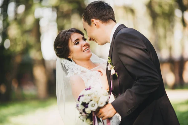 Glückliche Braut und Bräutigam zur Hochzeit — Stockfoto