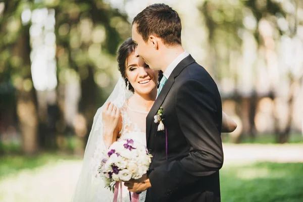 Glückliche Braut und Bräutigam zur Hochzeit — Stockfoto