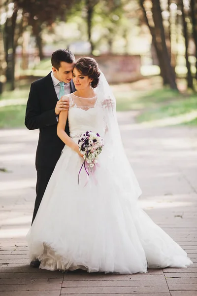 Glückliche Braut und Bräutigam zur Hochzeit — Stockfoto