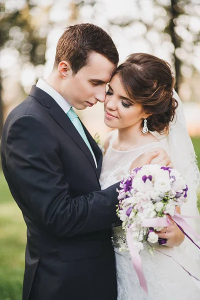 Glückliche Braut und Bräutigam zur Hochzeit — Stockfoto