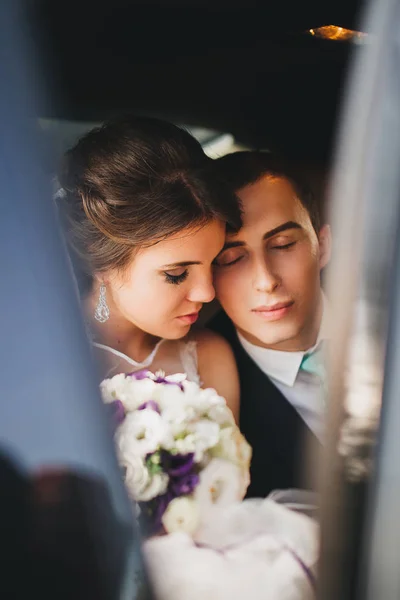 Par i bröllop brudparet — Stockfoto