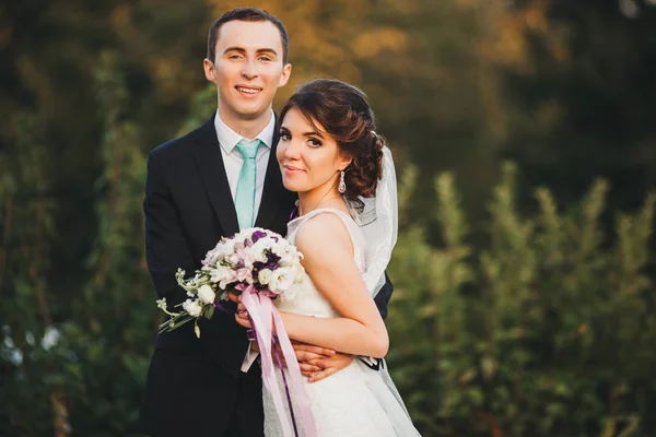 Glückliche Braut und Bräutigam zur Hochzeit — Stockfoto