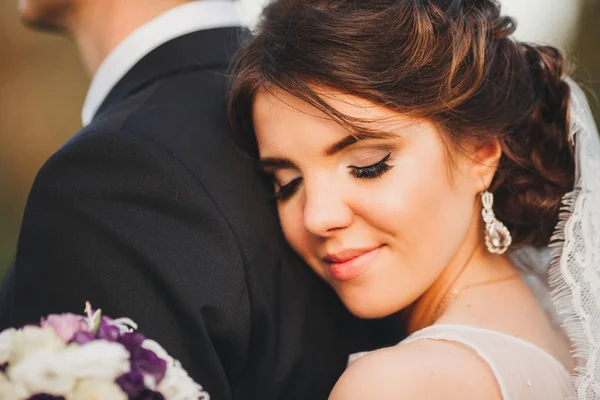 Feliz novia y novio en su boda — Foto de Stock