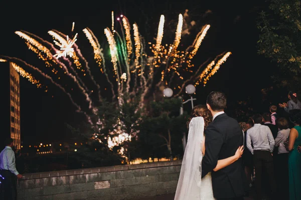 Noiva feliz e noivo em seu casamento — Fotografia de Stock