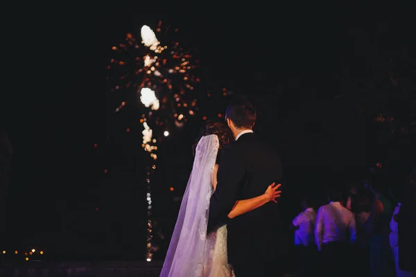 Couple dans mariage la mariée et le marié — Photo