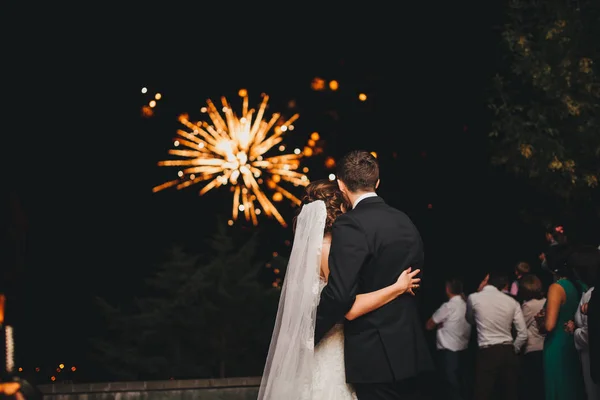 Couple dans mariage la mariée et le marié — Photo