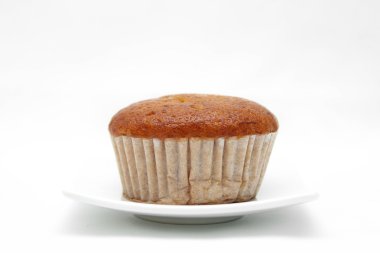 Muzlu muffin kek beyaz plaka üzerinde