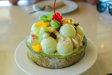 Sağlıklı kavun meyve salatası