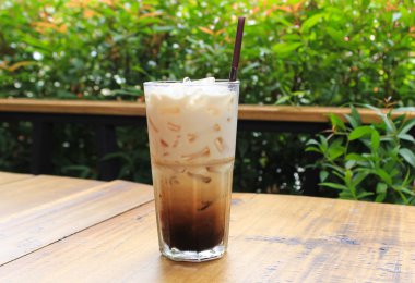 Cam kavanozda süslü kahve.