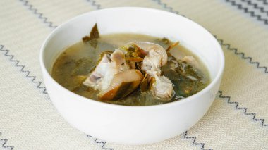 Cha Muang yaprakları ile domuz eti güveç