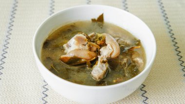 Cha Muang yaprakları ile domuz eti güveç