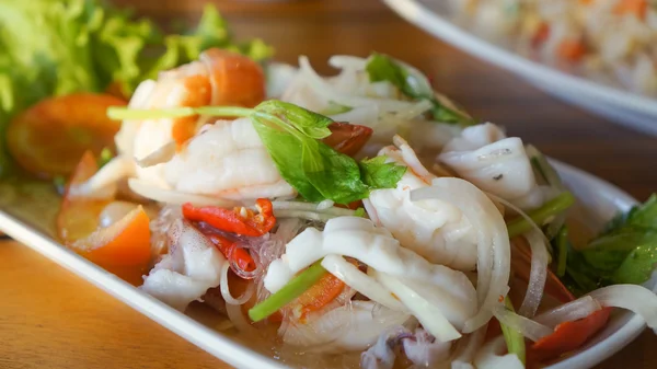 Тайский салат из морепродуктов — стоковое фото
