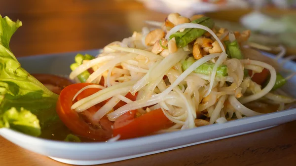 Salada de mamão verde com amendoim — Fotografia de Stock