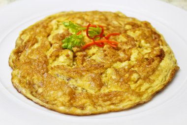 Kırmızı biber ve kişniş yaprağı ile Tay omlet garnitür