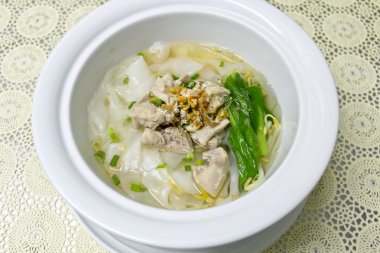 Tavuk ile pirinç şehriye çorbası