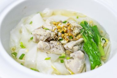 Tavuk ile pirinç şehriye çorbası