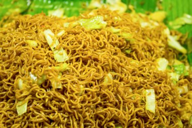 Kızarmış şehriye lahana ile