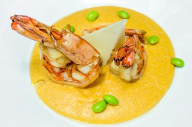 Polenta ile ızgara kaplan karides