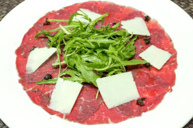 Dana carpaccio ile parmesan ve roket