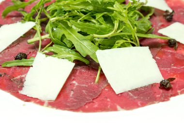 Dana carpaccio ile parmesan ve roket