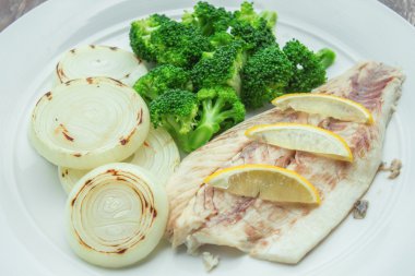 Brokoli ve ızgara soğan ile buharda pişmiş balığı