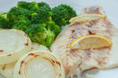 Brokoli ve ızgara soğan ile buharda pişmiş balığı