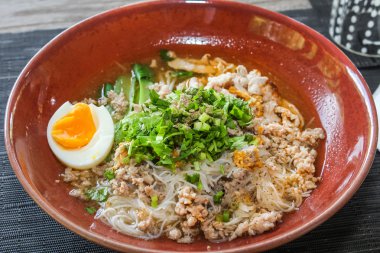 Tay şehriye çorbası domuz eti ile