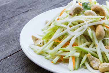 Yeşil mango salatası havuç ve kaju fıstığı