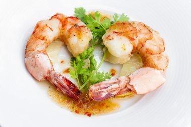 Izgara kaplan karides süslemeleri kişniş yaprağı ve limon ile